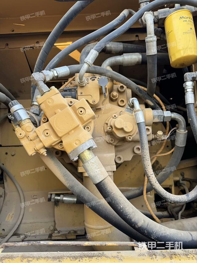 液壓泵艙室正面整體(整機(jī)外觀) 液壓泵艙室正面整體(整機(jī)外觀)