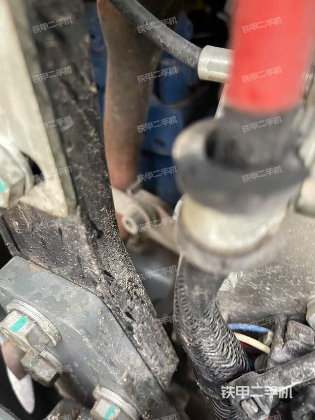 液压泵舱室正面整体（整机外观）