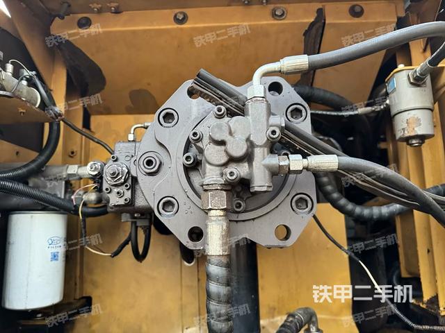 液壓泵艙室正面整體(整機外觀) 液壓泵艙室正面整體(整機外觀)