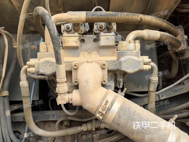 液壓泵艙室正面整體(整機外觀) 液壓泵艙室正面整體(整機外觀)