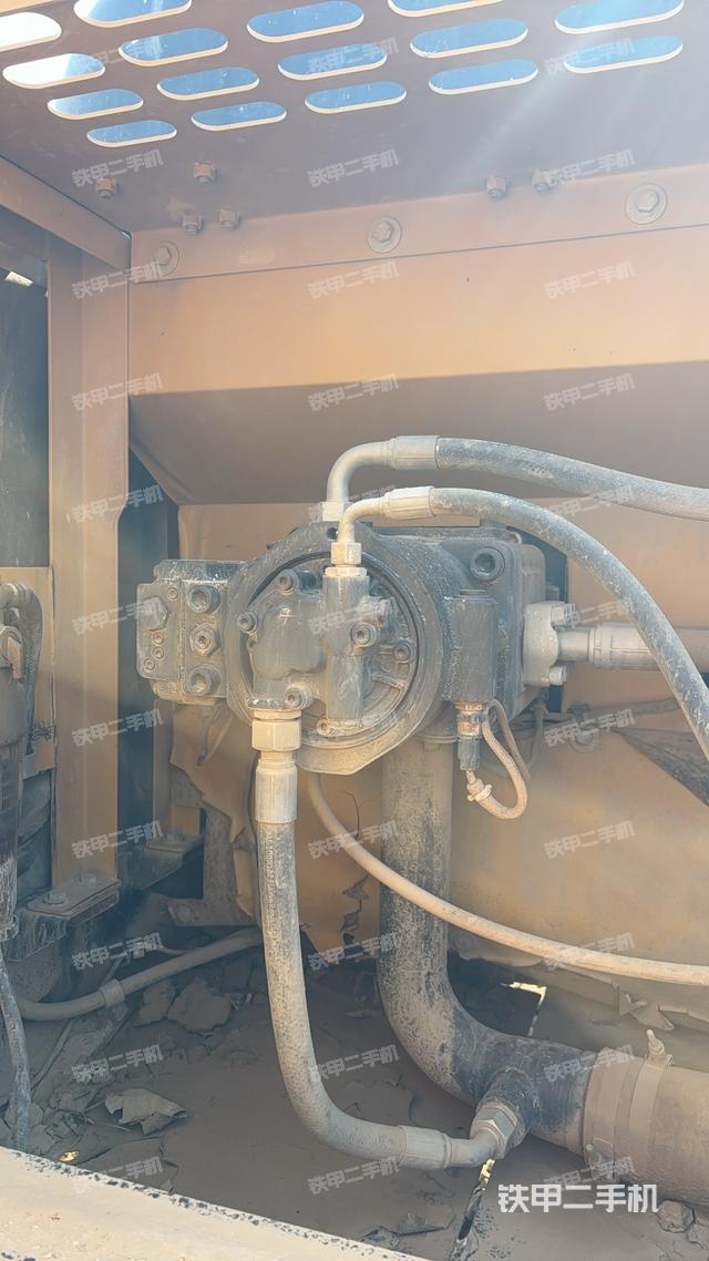 液压泵舱室正面整体（整机外观）