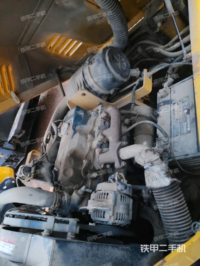發(fā)動機左側(cè)全景（壓路機發(fā)動機艙）
