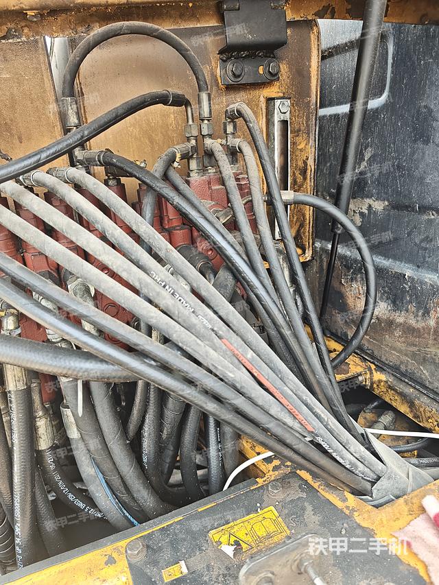 回转马达和主控阀（整机外观）