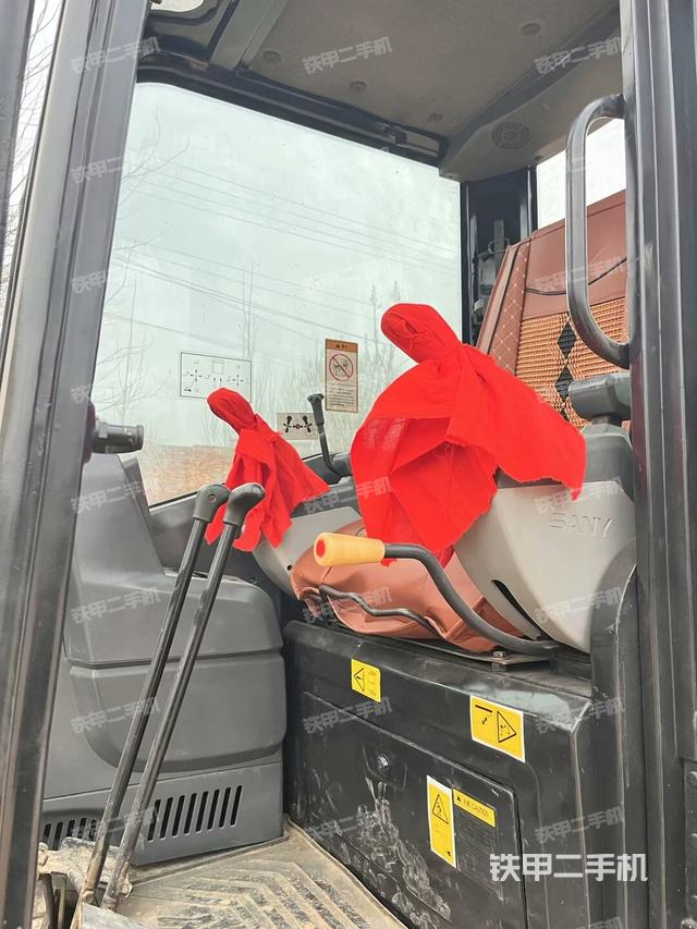 駕駛室頂部（整機外觀）