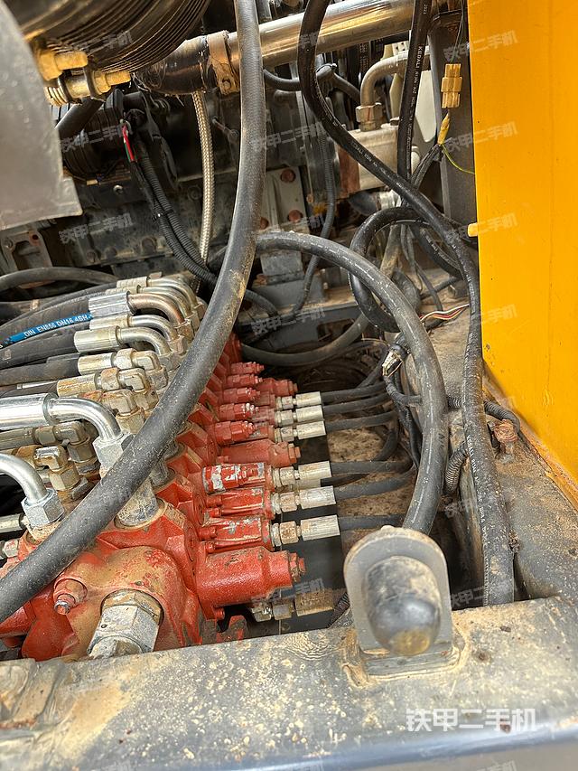 回转马达和主控阀（整机外观）