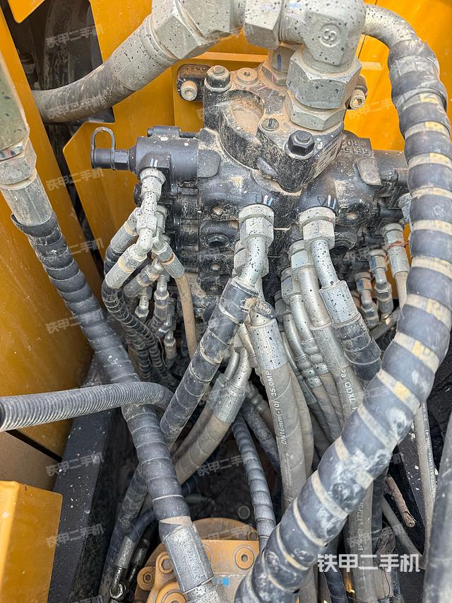 回转马达和主控阀（整机外观）