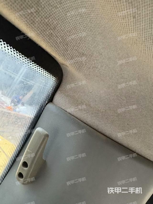 后窗玻璃角標（駕駛室部分）