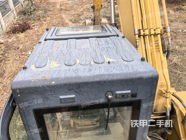 駕駛室頂部(整機(jī)外觀) 駕駛室頂部(整機(jī)外觀)