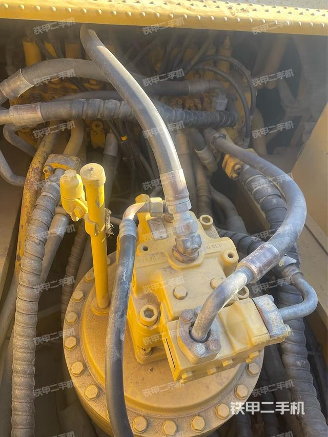 回轉(zhuǎn)馬達(dá)和主控閥（整機(jī)外觀）