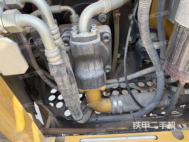 液压泵舱室正面整体（整机外观）