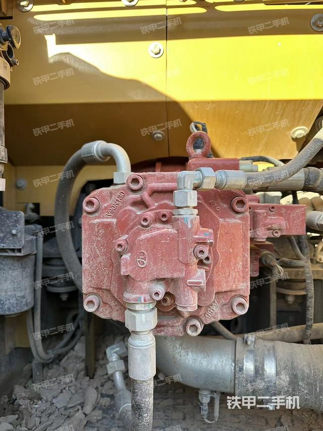 液壓泵艙室正面整體(整機(jī)外觀) 液壓泵艙室正面整體(整機(jī)外觀)
