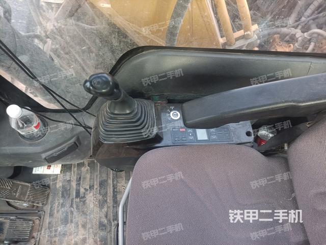 座椅右側(cè)控制臺(tái)/鑰匙門/油門/含右手柄(駕駛室部分) 座椅右側(cè)控制臺(tái)/鑰匙門/油門/含右手柄(駕駛室部分)