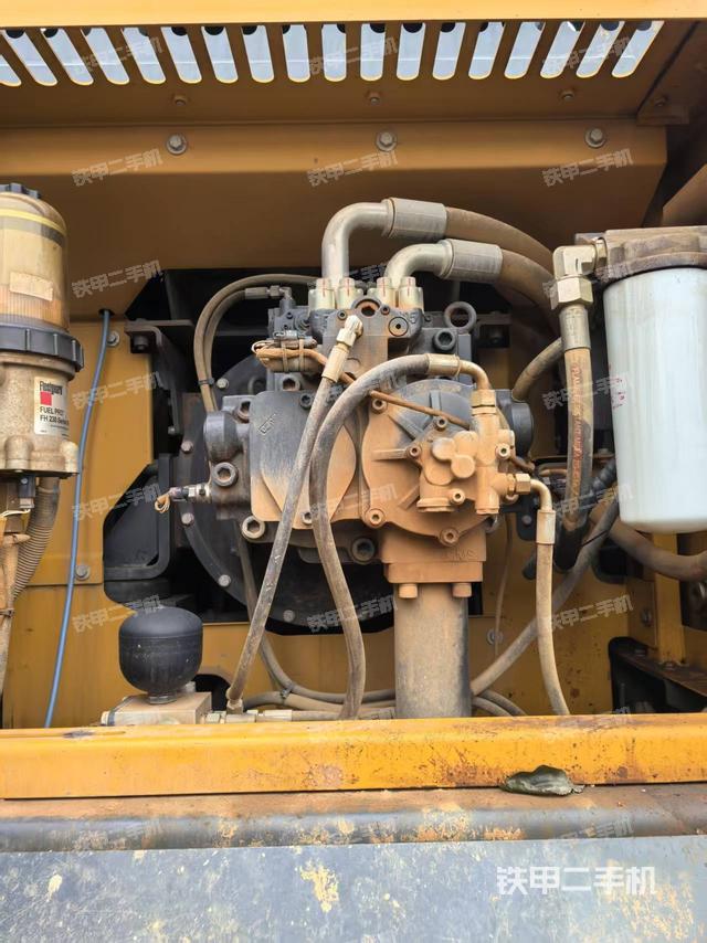 液壓泵艙室正面整體(整機外觀) 液壓泵艙室正面整體(整機外觀)