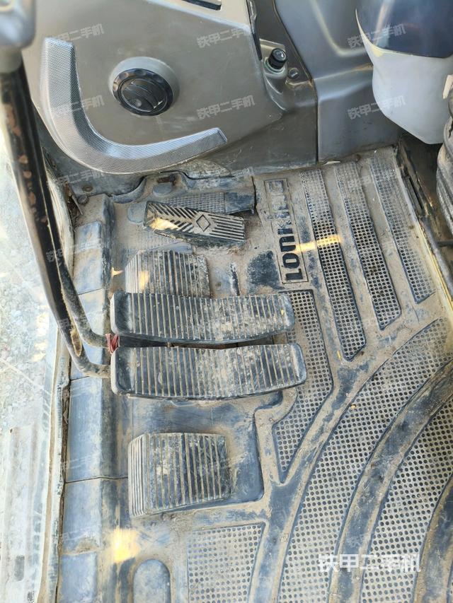 行走控制手柄和踏板?俯拍（駕駛室部分）