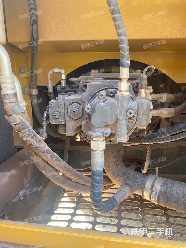 液壓泵艙室正面整體（整機(jī)外觀）