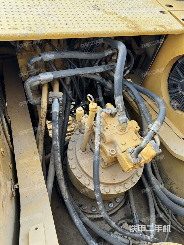 回轉(zhuǎn)馬達(dá)和主控閥(整機(jī)外觀) 回轉(zhuǎn)馬達(dá)和主控閥(整機(jī)外觀)