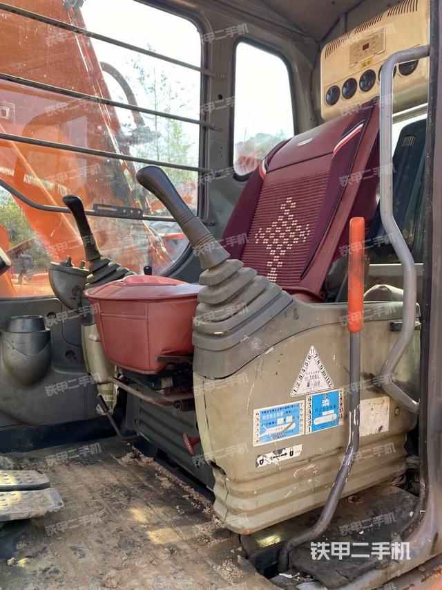 行走控制手柄和踏板?俯拍（駕駛室部分）