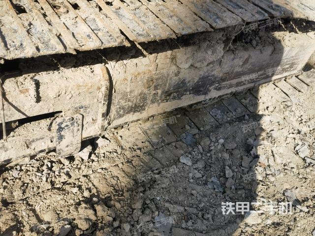 單側(cè)履帶整體(整機(jī)外觀) 單側(cè)履帶整體(整機(jī)外觀)