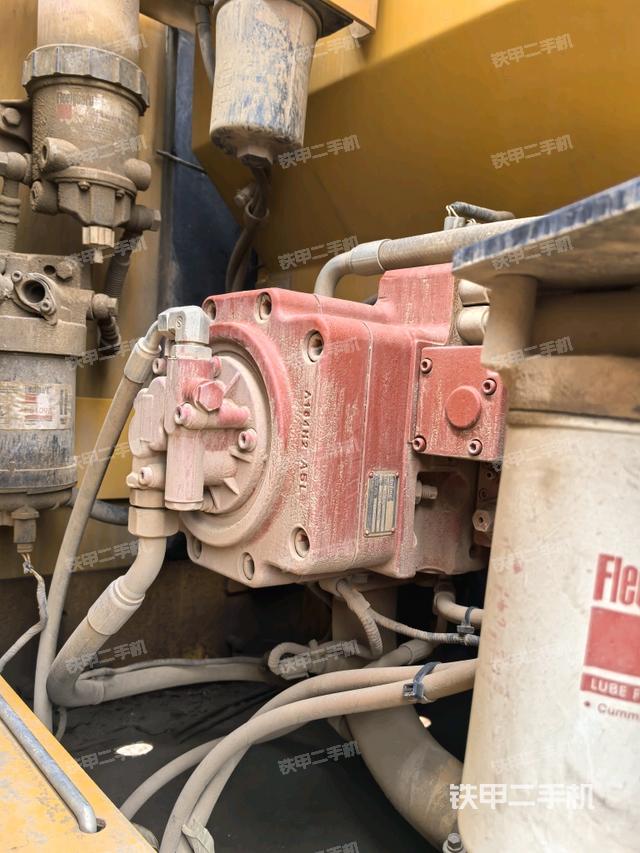 液壓泵艙室正面整體(整機(jī)外觀) 液壓泵艙室正面整體(整機(jī)外觀)
