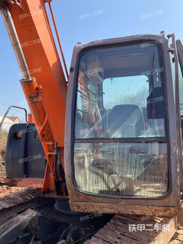 駕駛室頂部（整機外觀）