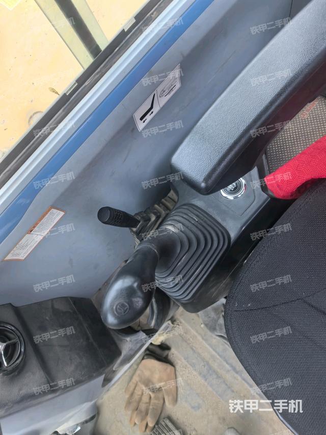 座椅右側(cè)控制臺(tái)/鑰匙門/油門/含右手柄（駕駛室部分）