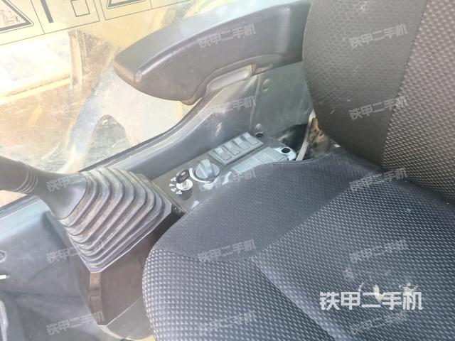 左后方玻璃角標(biāo)(駕駛室部分) 左后方玻璃角標(biāo)(駕駛室部分)