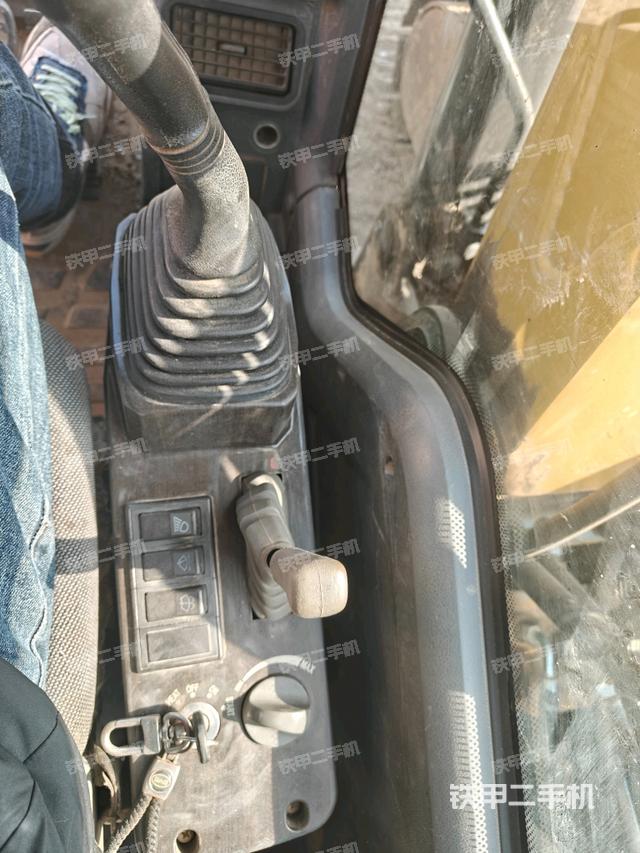 座椅右側(cè)控制臺(tái)/鑰匙門/油門/含右手柄（駕駛室部分）