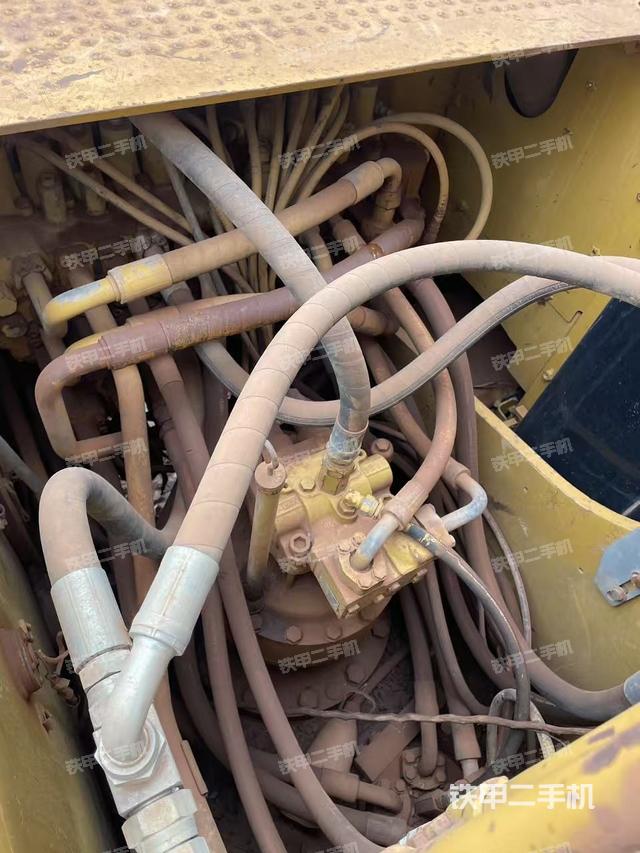 回轉(zhuǎn)馬達(dá)和主控閥（整機(jī)外觀）