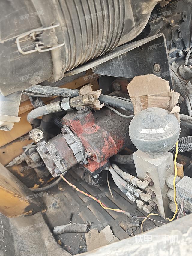 液压泵舱室正面整体（整机外观）