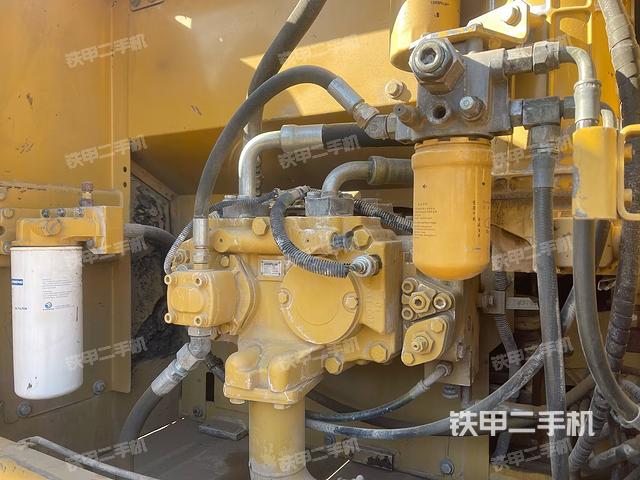 液壓泵艙室正面整體（整機外觀）