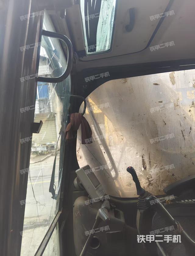 驾驶室顶部（整机外观）