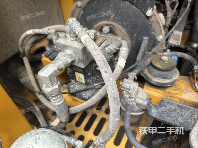 液压泵舱室正面整体（整机外观）