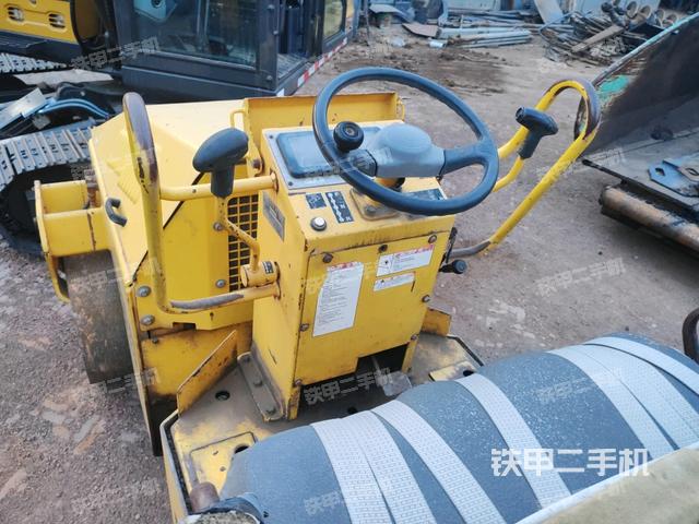 操作臺全景（壓路機駕駛室）