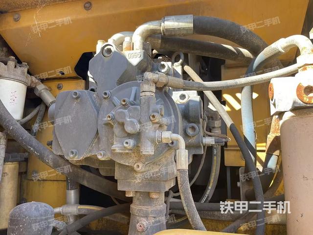 液壓泵艙室正面整體(整機外觀) 液壓泵艙室正面整體(整機外觀)