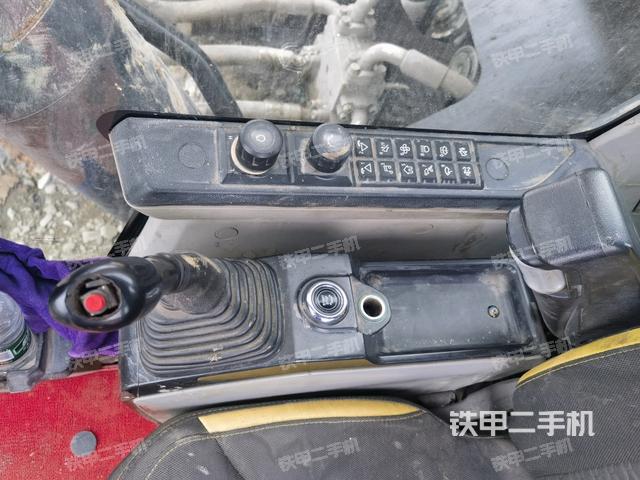 座椅右側(cè)控制臺(tái)/鑰匙門/油門/含右手柄(駕駛室部分) 座椅右側(cè)控制臺(tái)/鑰匙門/油門/含右手柄(駕駛室部分)