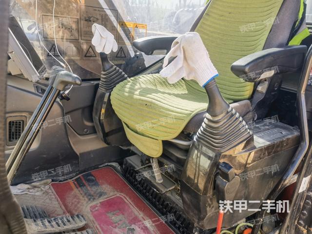 駕駛室整體(整機(jī)外觀) 駕駛室整體(整機(jī)外觀)