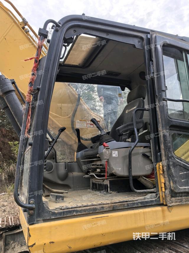 駕駛室整體(整機(jī)外觀) 駕駛室整體(整機(jī)外觀)