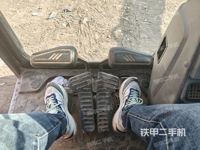 行走控制手柄和踏板?俯拍（駕駛室部分）