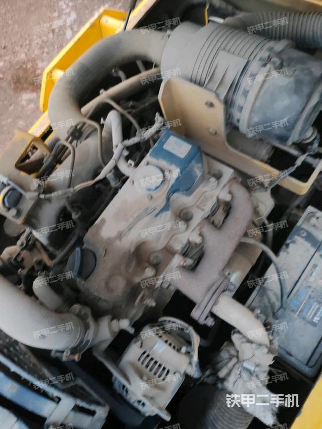 發(fā)動機上部全景（壓路機發(fā)動機艙）