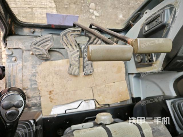 行走控制手柄和踏板?俯拍（駕駛室部分）