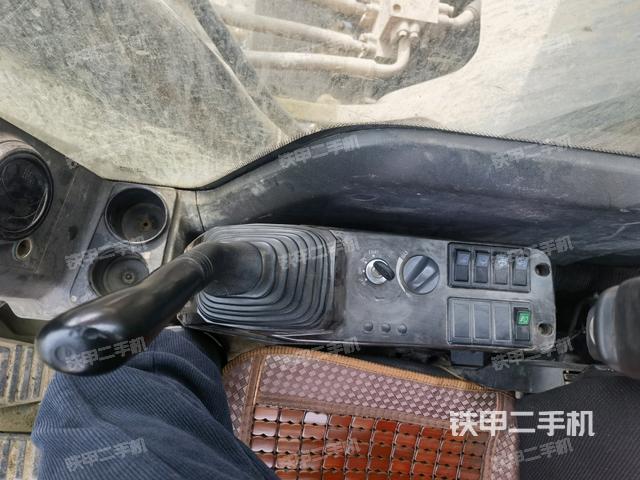 座椅右側(cè)控制臺(tái)/鑰匙門/油門/含右手柄(駕駛室部分) 座椅右側(cè)控制臺(tái)/鑰匙門/油門/含右手柄(駕駛室部分)