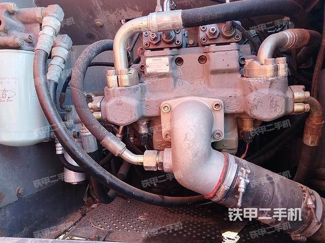 液压泵舱室正面整体（整机外观）