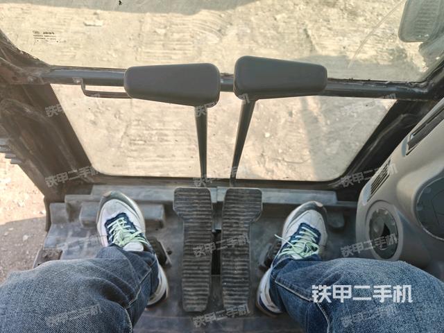 行走控制手柄和踏板?俯拍（駕駛室部分）