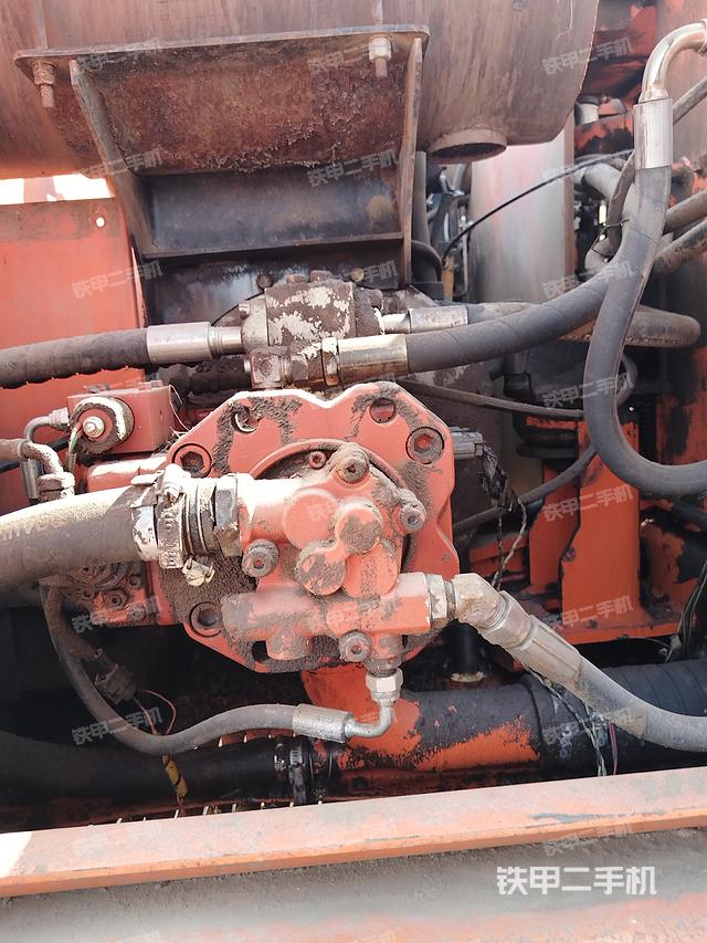 液压泵舱室正面整体（整机外观）