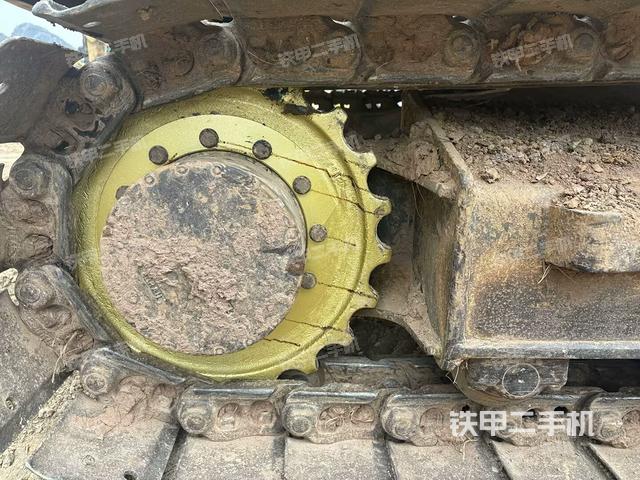 左驅(qū)動輪（行走機構(gòu)）