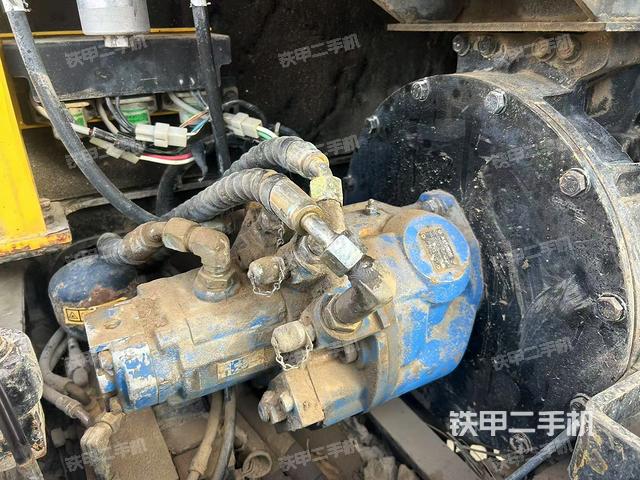 液压泵舱室正面整体（整机外观）