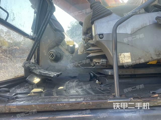 座椅右側(cè)控制臺/鑰匙門/油門/含右手柄（駕駛室部分）