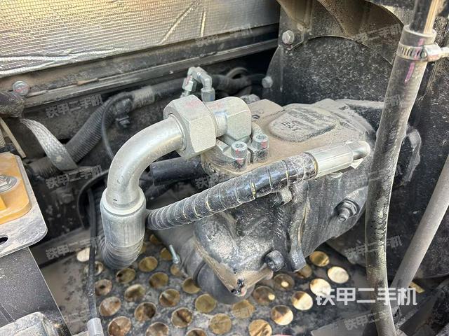 液压泵舱室正面整体（整机外观）