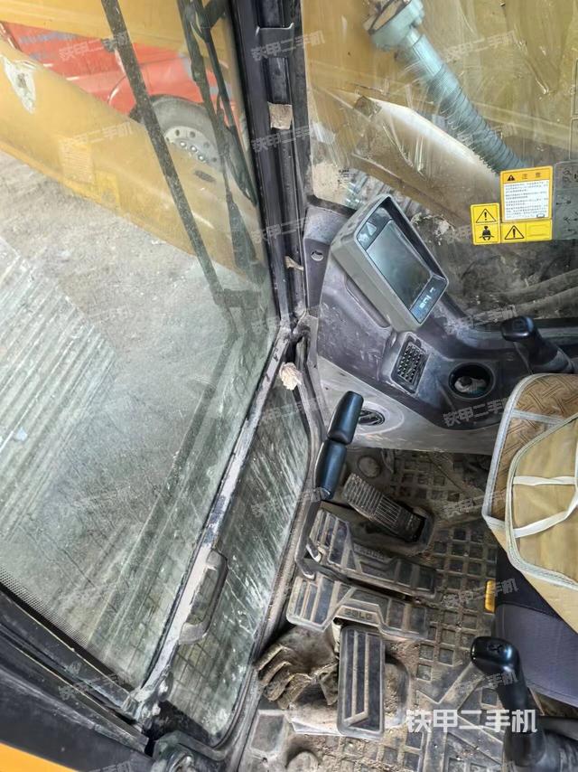 行走控制手柄和踏板?俯拍（駕駛室部分）