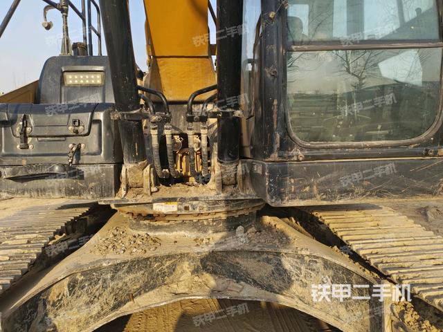 轉(zhuǎn)盤(pán)和下車(chē)架正前(工作和回轉(zhuǎn)裝置) 轉(zhuǎn)盤(pán)和下車(chē)架正前(工作和回轉(zhuǎn)裝置)